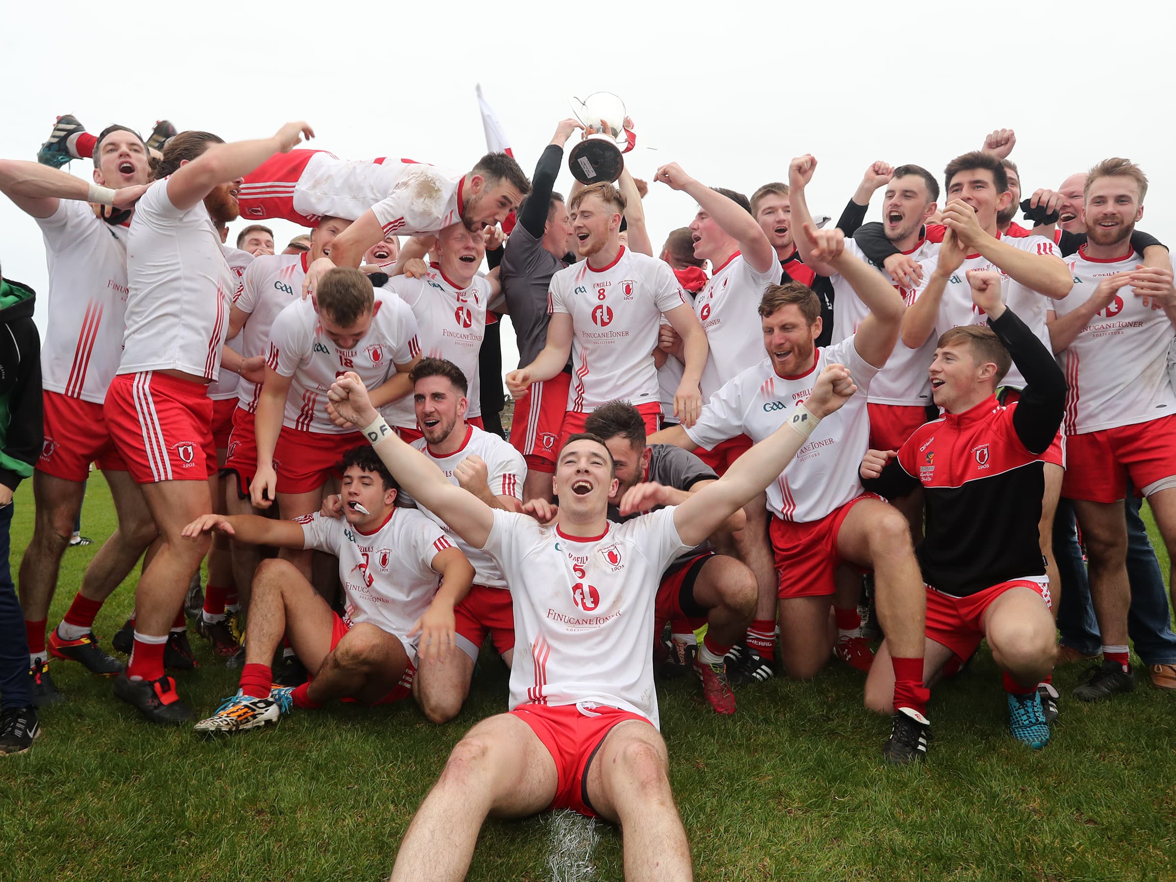 Lámh Dhearg senior team celebrating